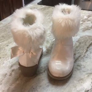 Super cute girls boots.